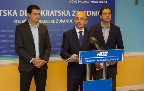 (slijeva) Tajnik osječkog (gradskog) HDZ-a Josip Mihaljević, predsjednik osječkog (gradskog) HDZ-a dr. Vlatko Kopić i predsjednik županijskog Povjerenstva za obitelj i mladež HDZ-a Mladen Pejić
