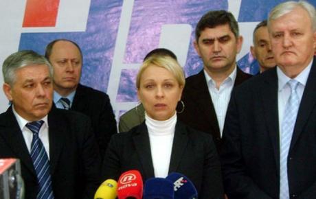 Partija me neće slomiti! - poručila je Marija Budimir u društvu s političkim tajnikom Tomislavom Čuljkom (slijeva) i vukovarsko-srijemskim županom Božom Galićem (zdesna)