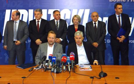 Dogovoru oko formiranja Vlade Federacije BiH prethodili su pregovori između HDZ-a BiH i bošnjačke Stranke demokratske akcije (SDA)