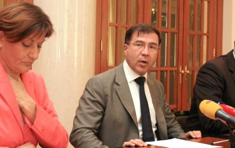 Smjernice “gospodarskog oporavka” ugrožavaju financijsku stabilnost zemlje. Vlada je očito digla ruke nakon sloma ovogodišnjeg proračuna. Otvoreno je priznala da nije sposobna provesti reforme