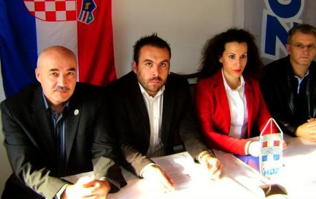 (Slijeva) Ivica Janeš (predsjednik HDZ-a Ravne Gore), Marijan Tkalčević (predsjednik HDZ-a Vrbovsko), Majda Burić (županijska vijećnica HDZ-a) i Šein Brinjak (predsjednik Gradskog vijeća Vrbovskog)