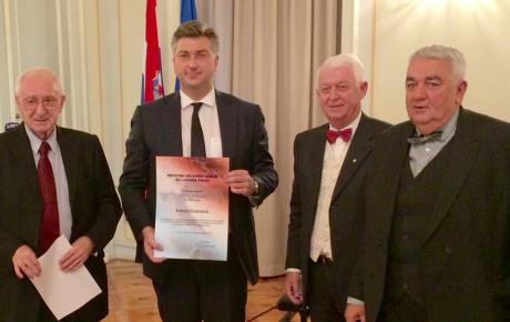 U povodu Međunarodnog dana ljudskih prava HHO uručio je Plenkoviću nagradu „Miko Tripalo“
