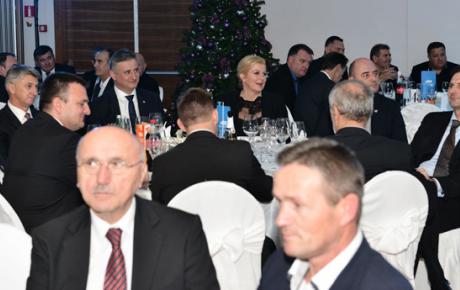 Buduća predsjednica i budući premijer, glavni tajnik HDZ-a Milijan Brkić, međunarodni tajnik dr. Miro Kovač, splitsko-dalmatinski župan Zlatko Ževrnja, predsjednik splitsko-dalmatinskog HDZ-a Ante Sanader, prvi čovjek gradskog HDZ-a Petar Škorić …