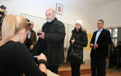 Budući je premijer poput svih ostalih građana stao u red … 