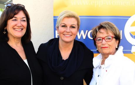 Prva hrvatska predsjednica s Doris Pack (desno) i Dubravkom Šuicom
