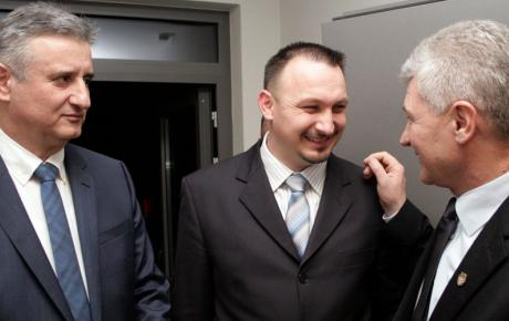 Predsjednici Tomislav Karamarko i Branko Hrg (HSS) sa Sinišom Jenkačem (u sredini), budućim gradonačelnikom Novog Marofa 