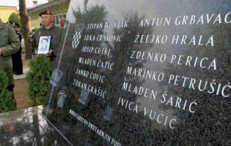 Spomenik 12-orici mučki ubijenih redarstvenika u Borovu Selu