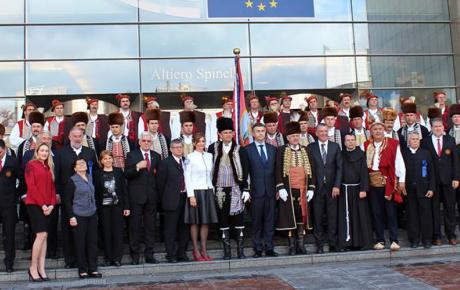 Plenković sa sinjskim alkarima ispred Europskog parlamenta
