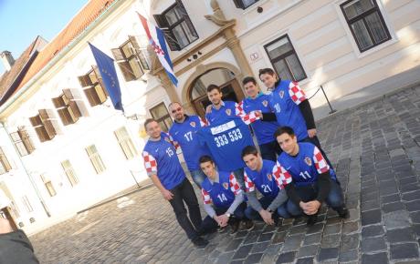mladez-hdz-a-donijela-milanovicu-dres-hrvatske-nogometne-reprezentacije_0.jpg